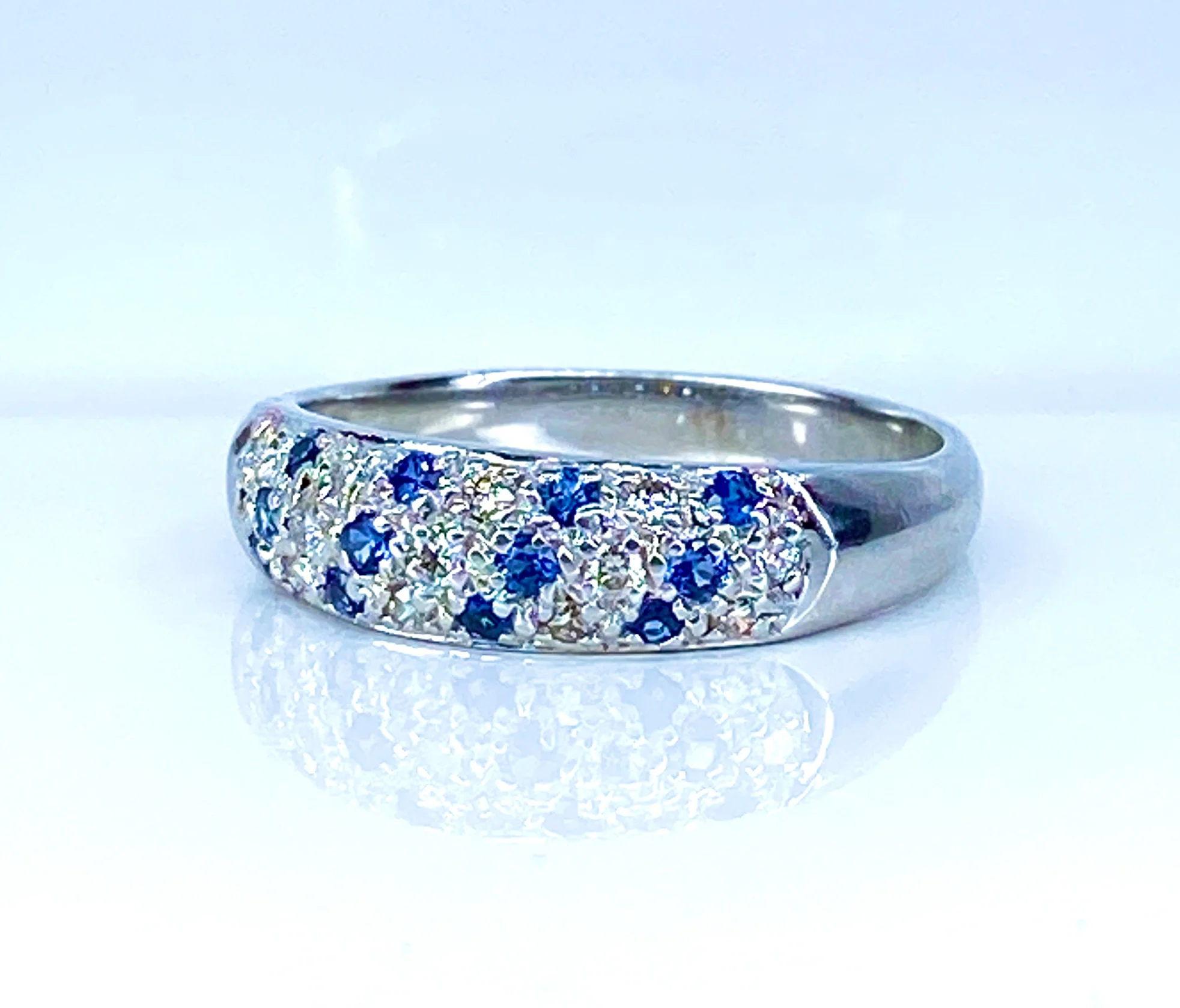 Bague Jonc en or blanc , saphirs et diamants - Image 3