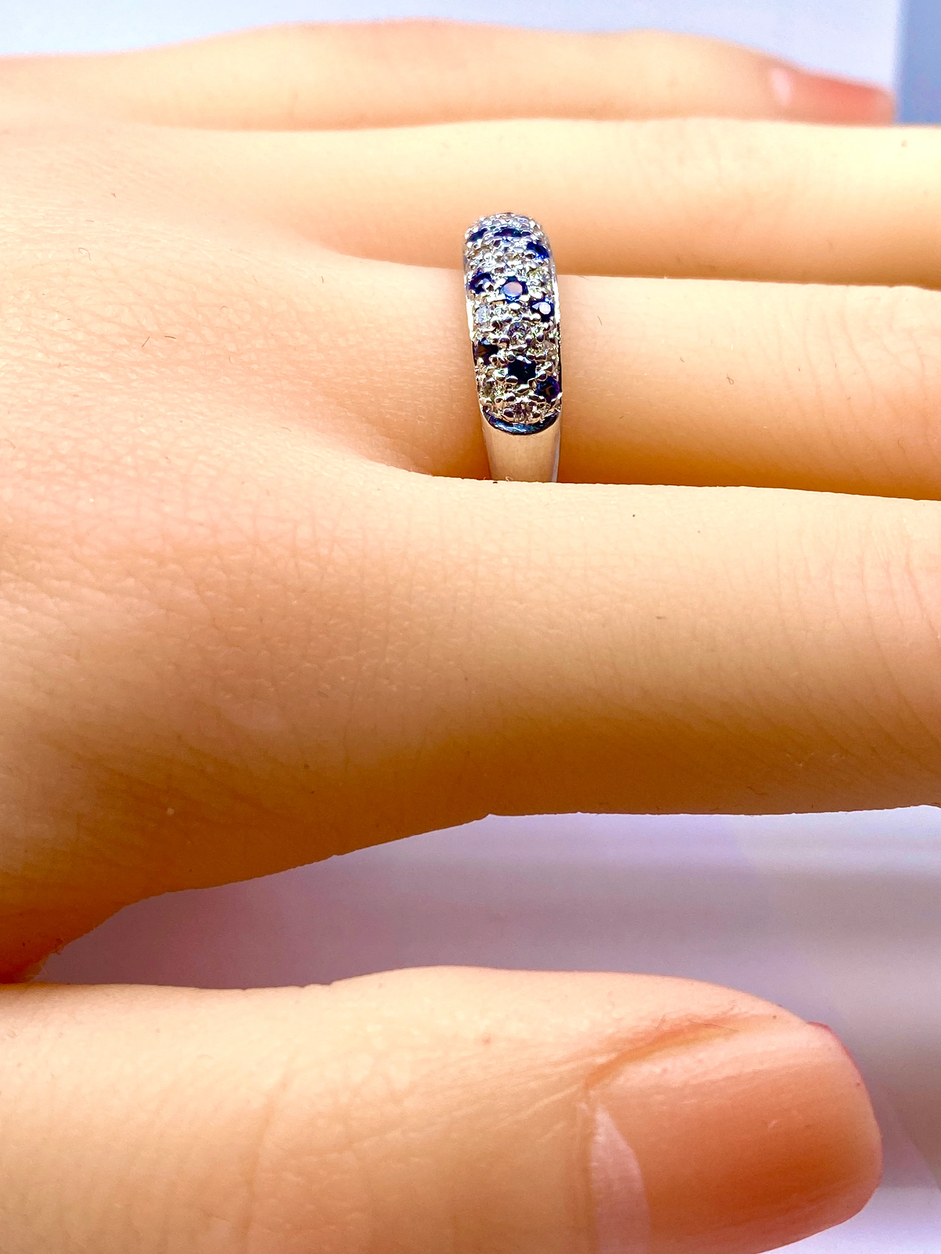 Bague Jonc en or blanc , saphirs et diamants - Image 7