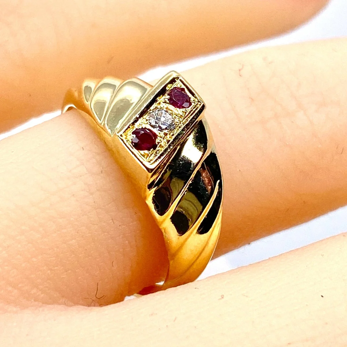Bague Jonc en or jaune, diamants et rubis - Image 2