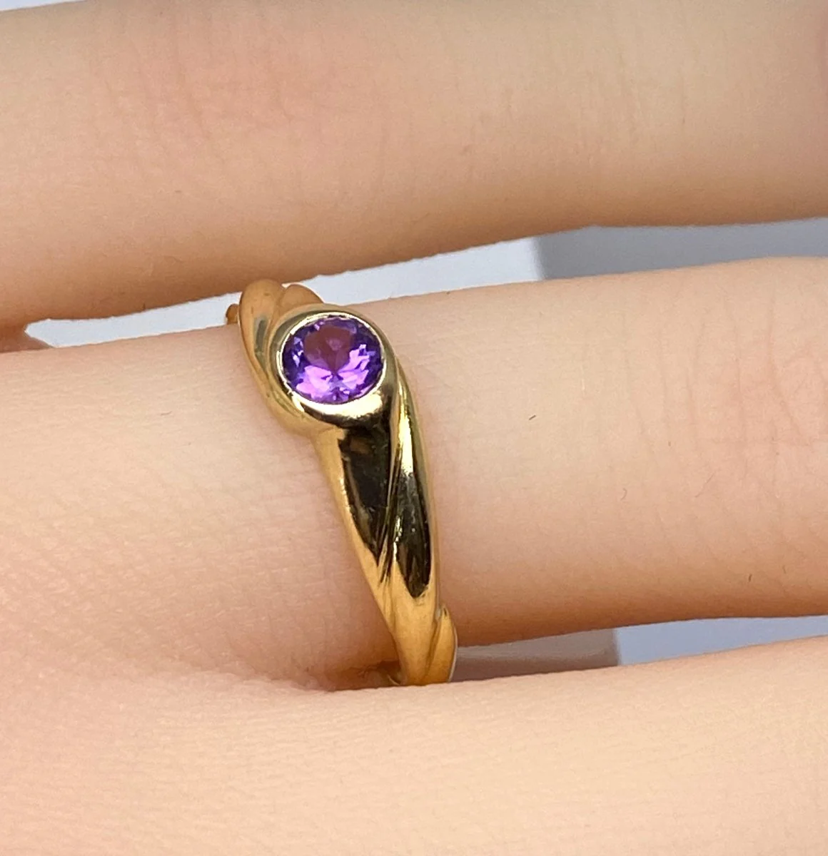 Bague Jonc en or jaune et améthyste - Image 2