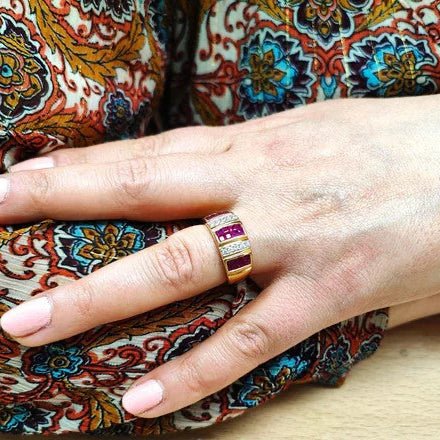 Bague Jonc en or jaune, rubis et diamants - Image 2