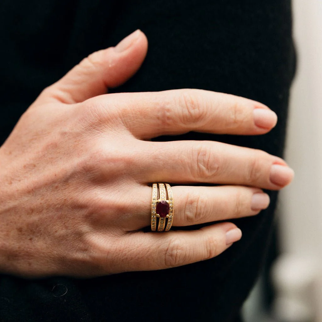 Bague Jonc en or jaune, rubis et diamants - Image 2