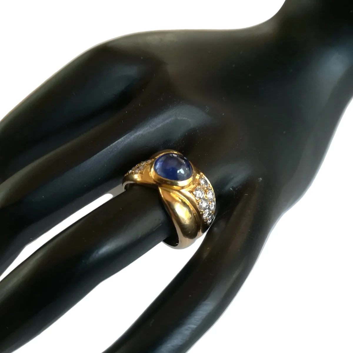 Bague Jonc en or jaune, saphir et diamants - Image 2