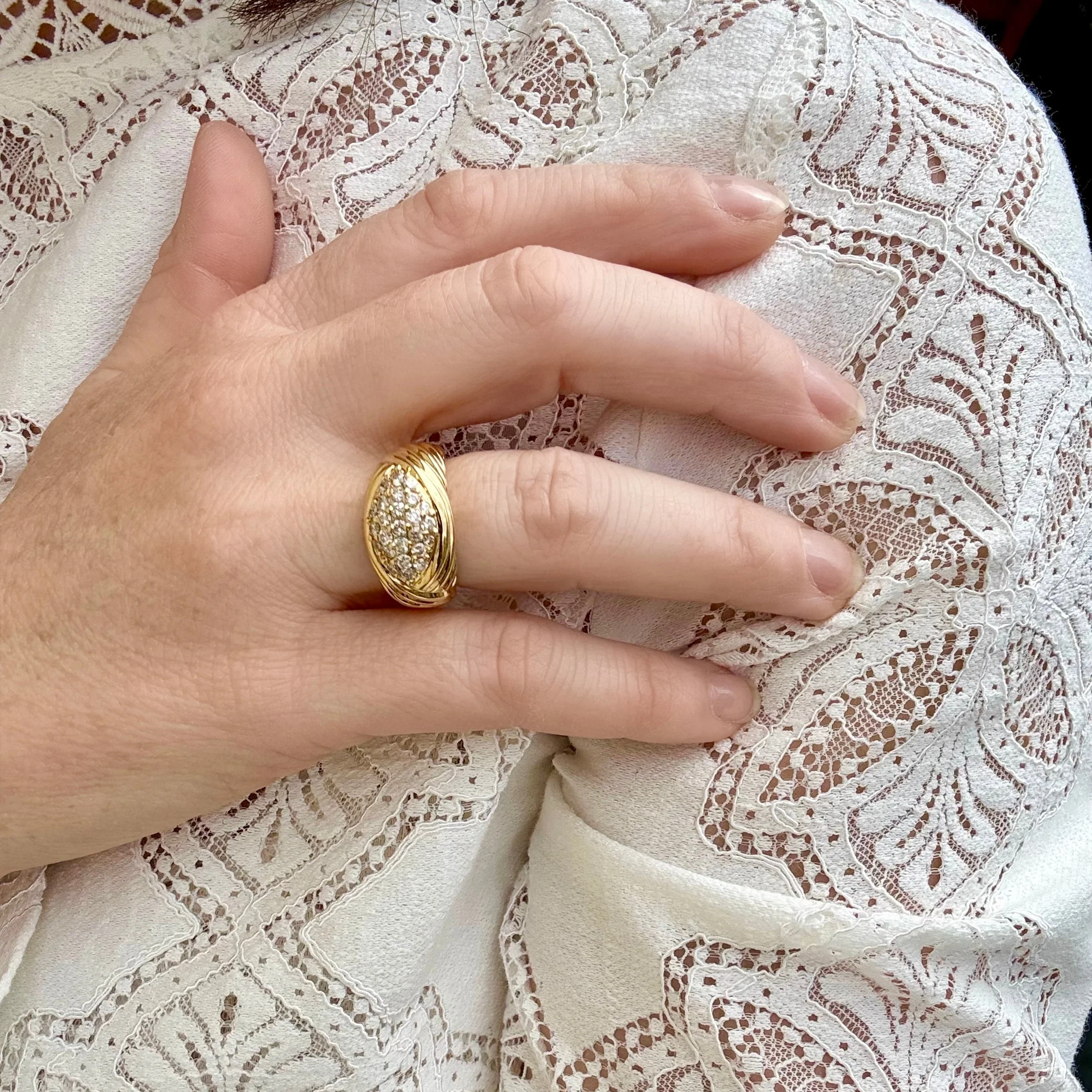 Bague jonc godronnée en or jaune et diamant - Image 3