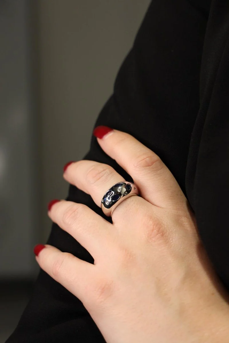 Bague Jonc en or blanc et saphirs et diamants - Image 7