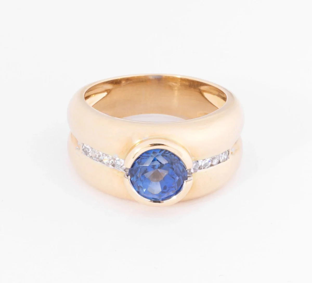 Bague jonc or jaune ornée d'un saphir taille ronde et diamant