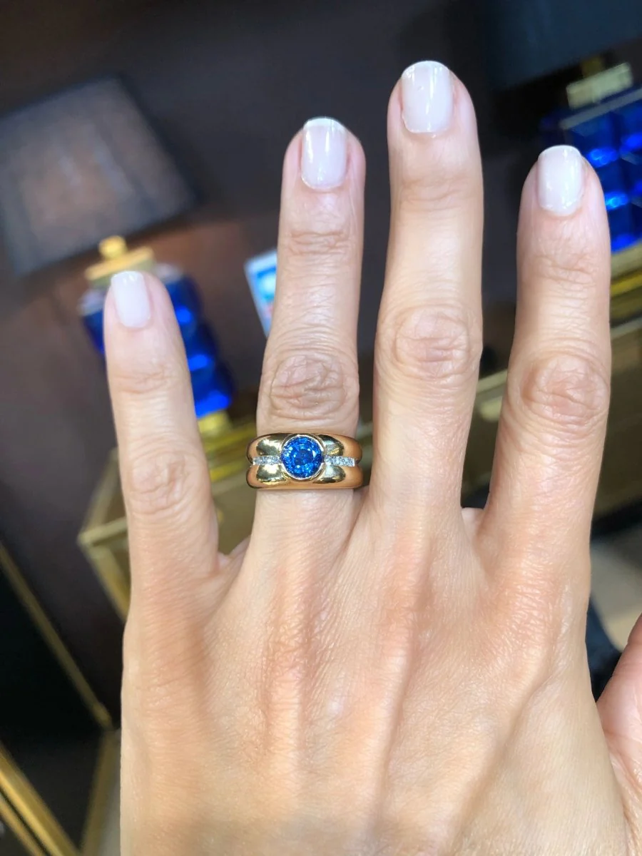 Bague jonc or jaune ornée d'un saphir taille ronde et diamant - Image 4