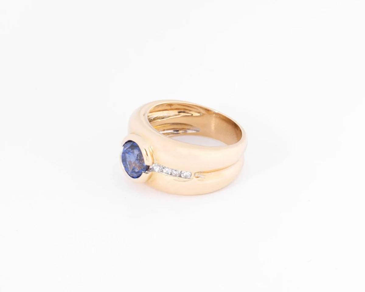 Bague jonc or jaune ornée d'un saphir taille ronde et diamant - Image 5