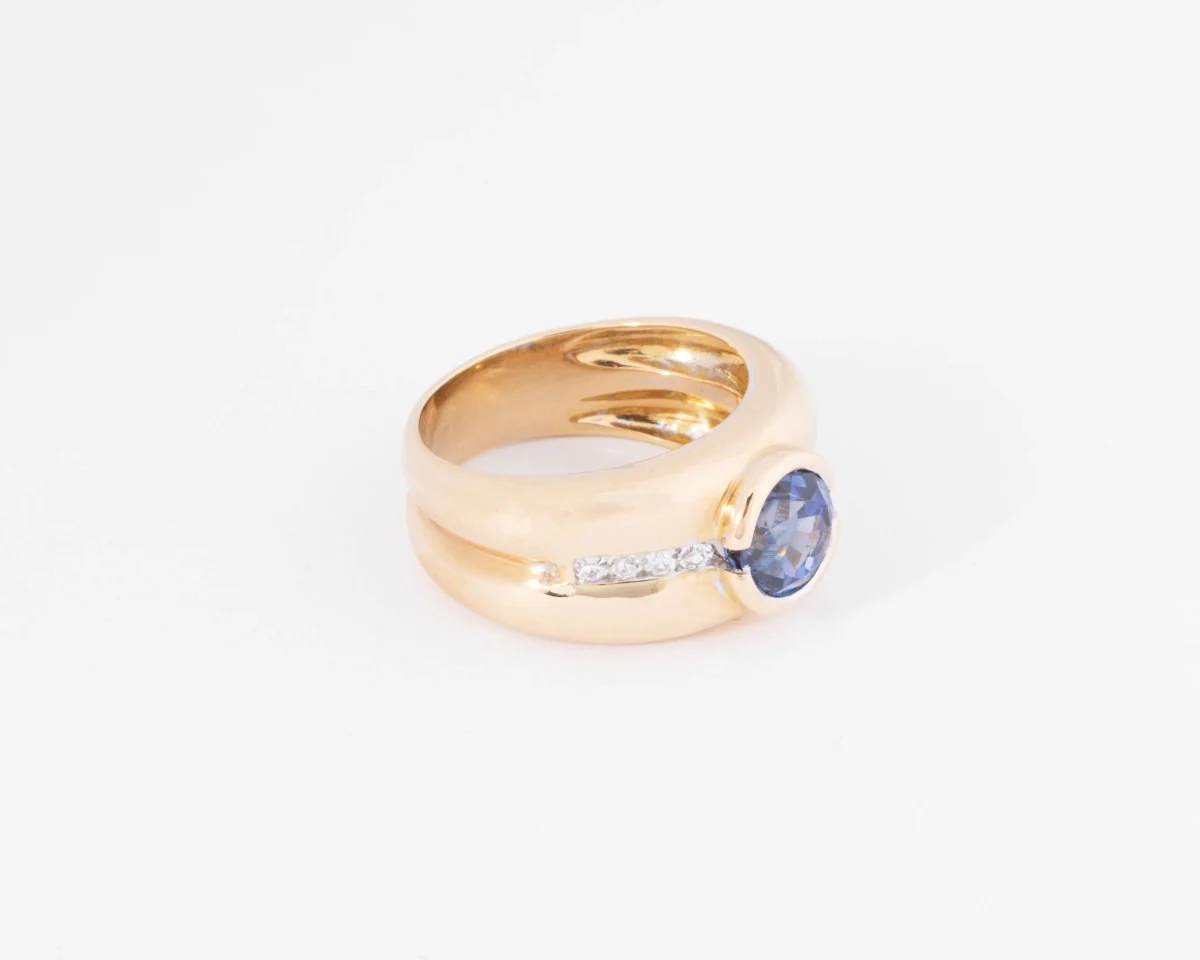 Bague jonc or jaune ornée d'un saphir taille ronde et diamant - Image 7