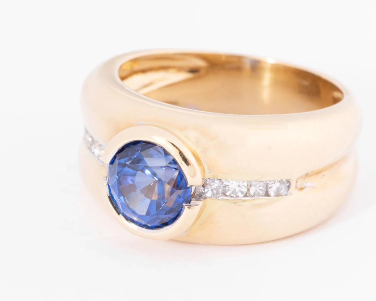 Bague jonc or jaune ornée d'un saphir taille ronde et diamant - Image 8