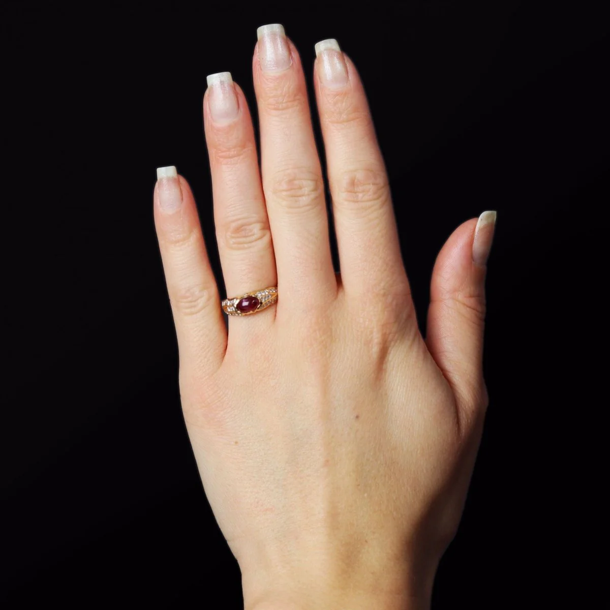 Bague Jonc en or jaune, rubis et diamants - Image 2