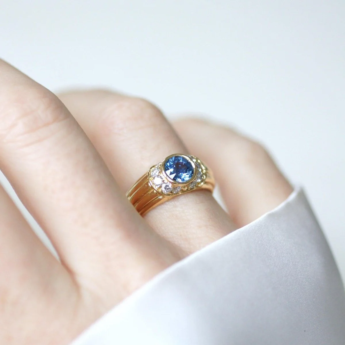 Bague jonc en or jaune, saphir, et diamants - Image 2