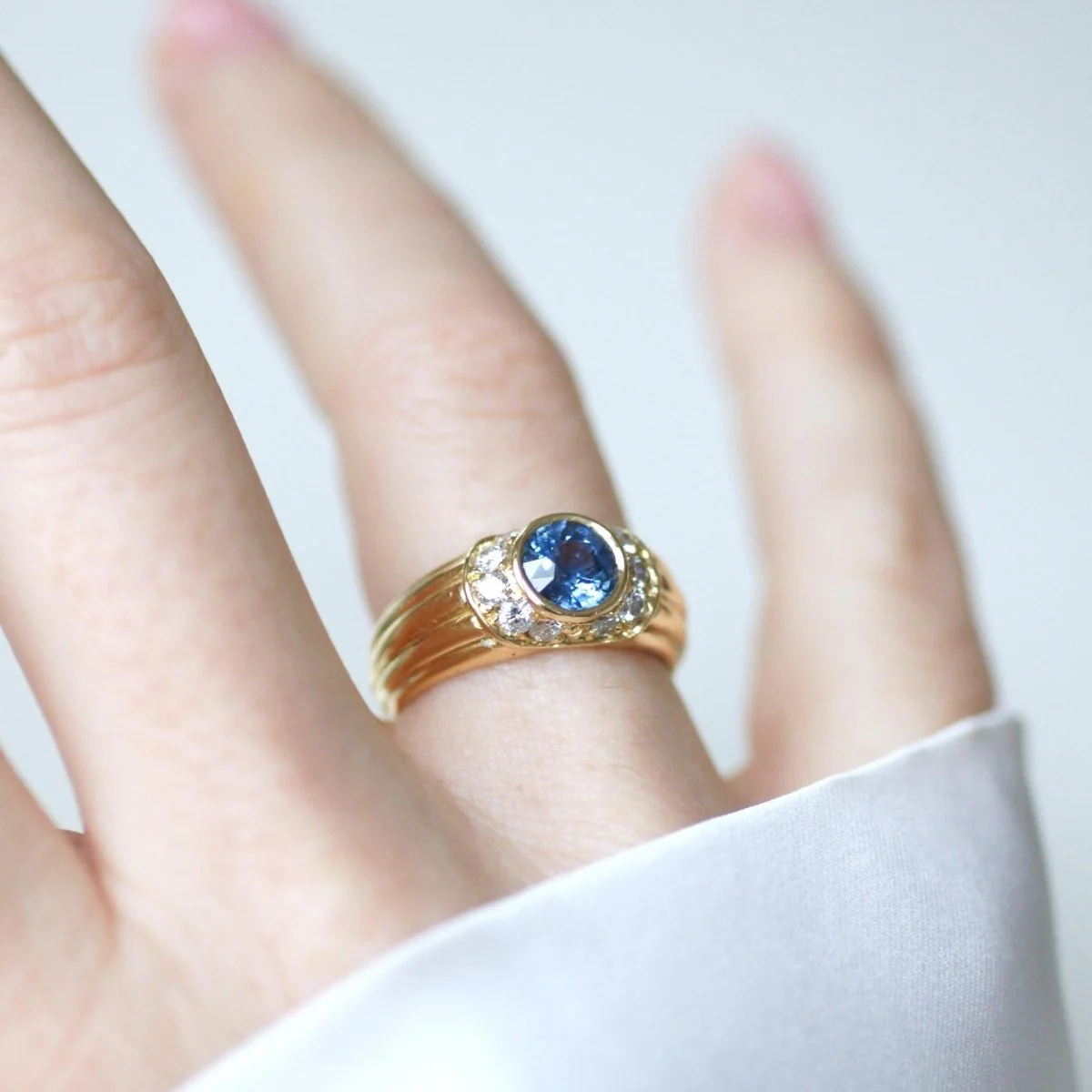 Bague jonc en or jaune, saphir, et diamants - Image 7