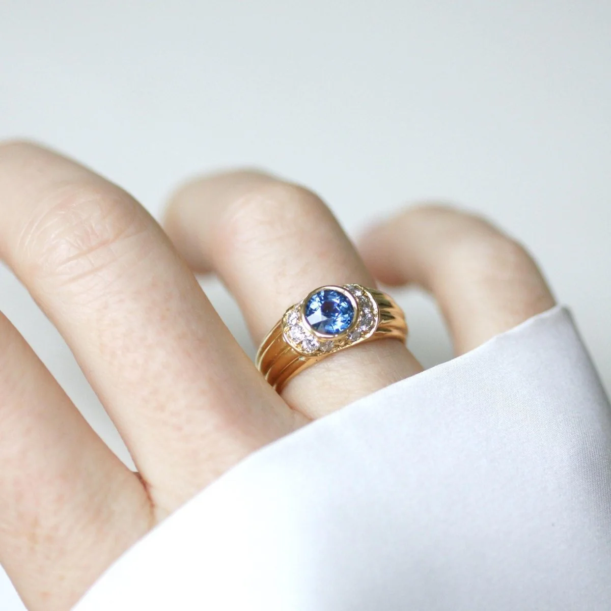 Bague jonc en or jaune, saphir, et diamants - Image 8