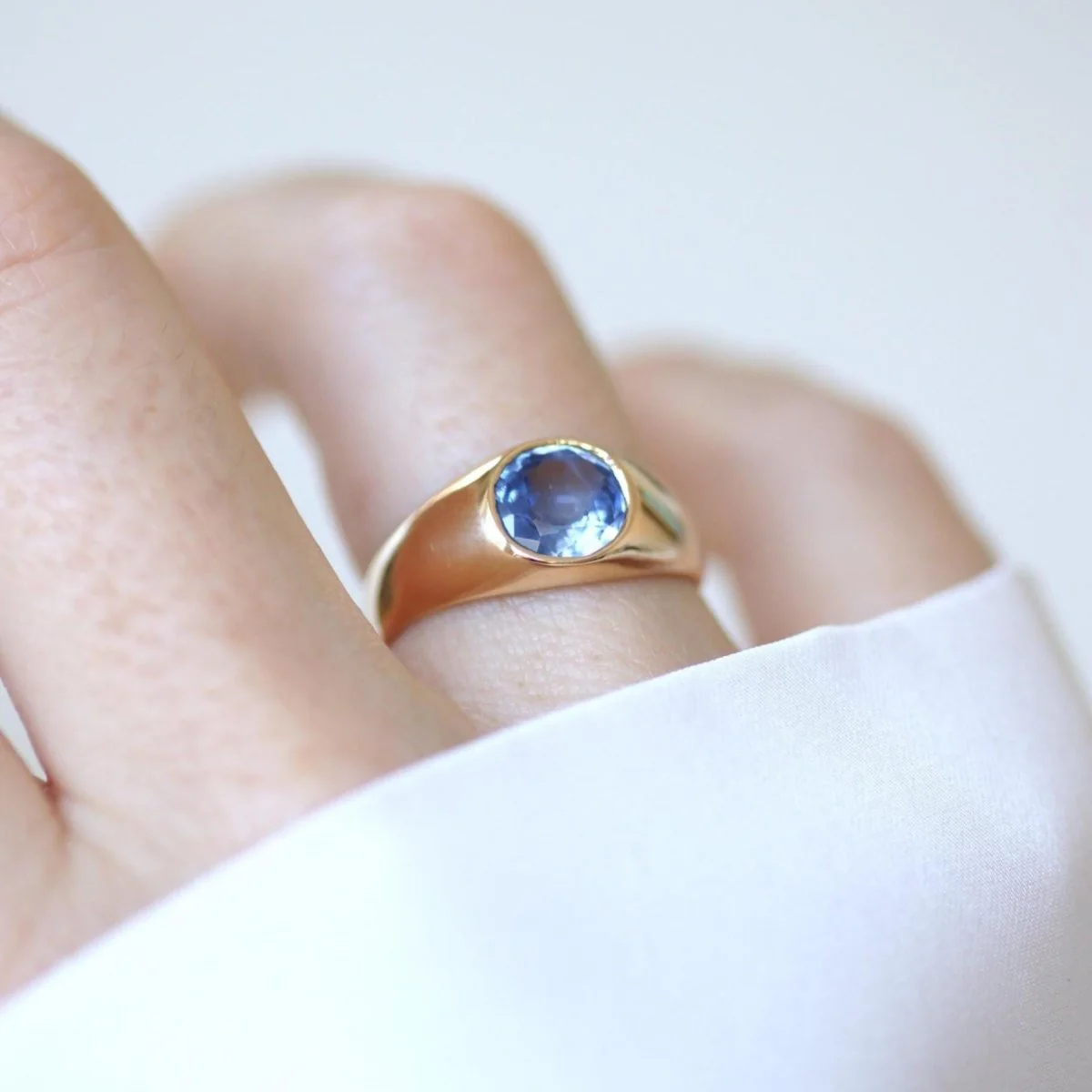 Bague Jonc Saphir de Ceylan 1,30 Cts sur Or Jaune - Image 2