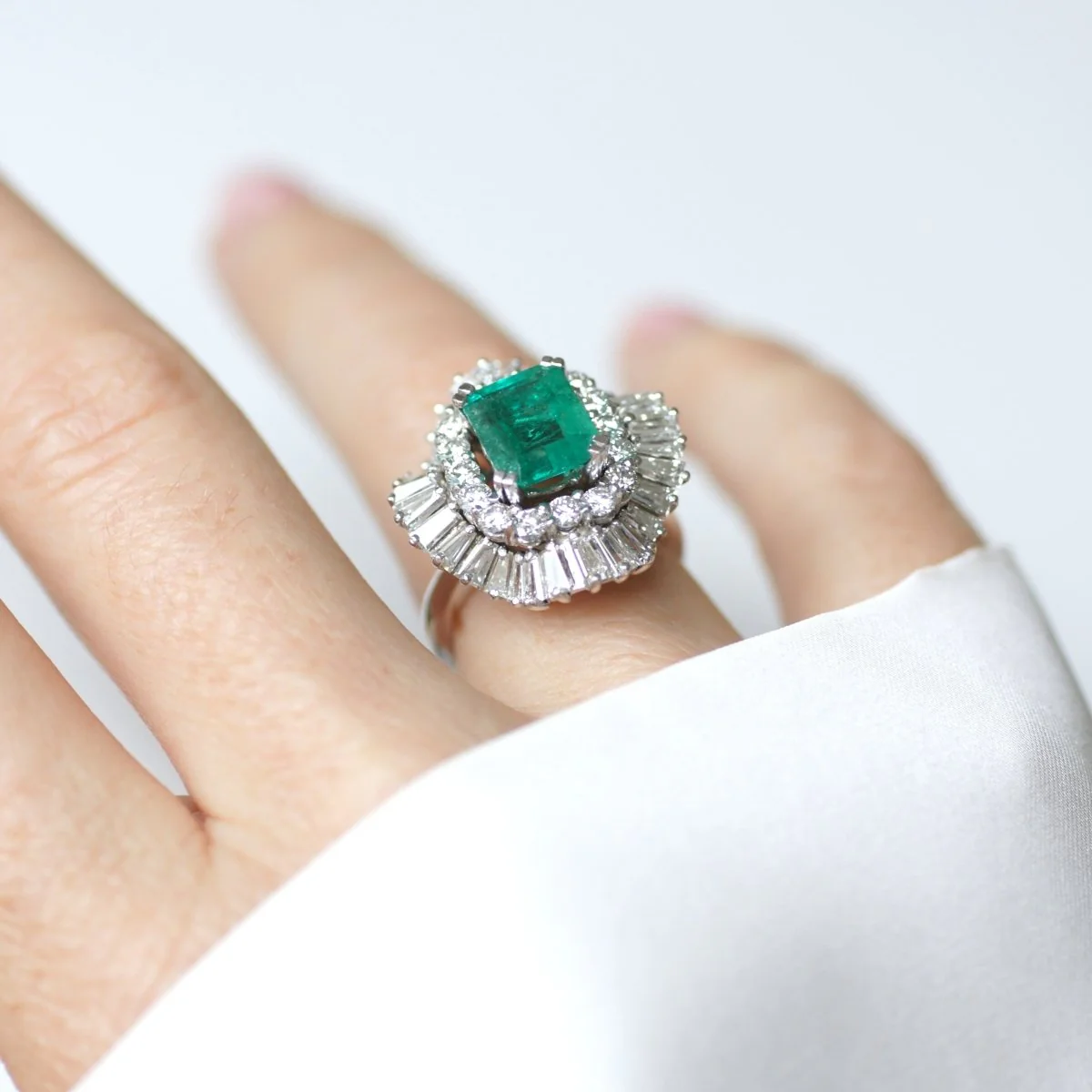 Bague Entourage en or blanc, émeraude et diamants - Image 2