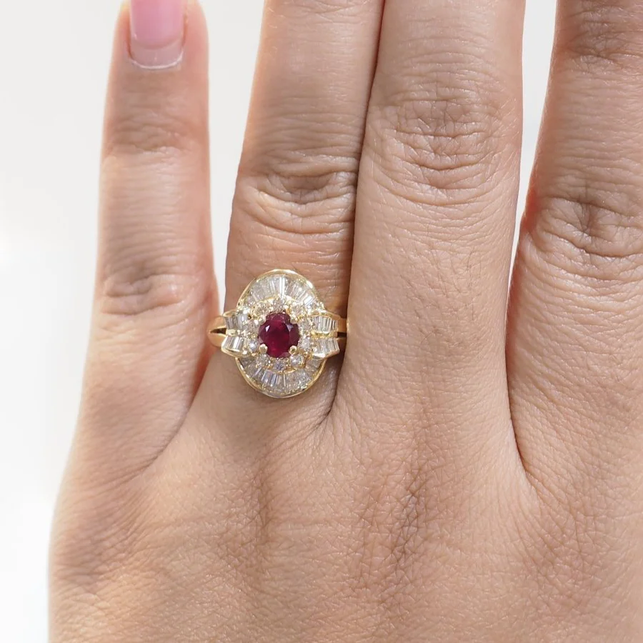 Bague Entourage en or jaune, rubis et diamants - Image 2