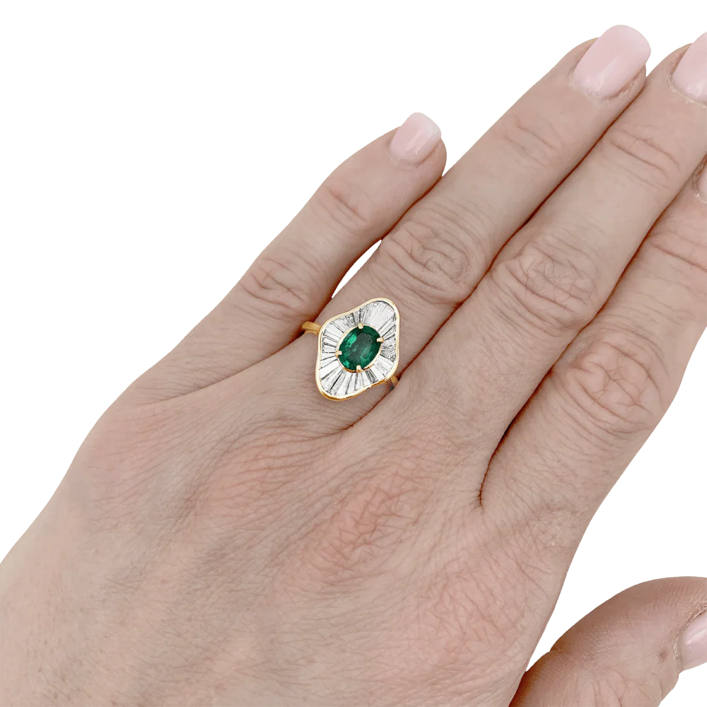 Bague Entourage en or jaune, émeraude et diamants - Image 2