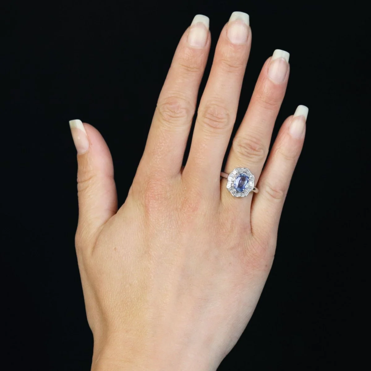 Bague Marguerite en or blanc, saphir et diamants - Image 2