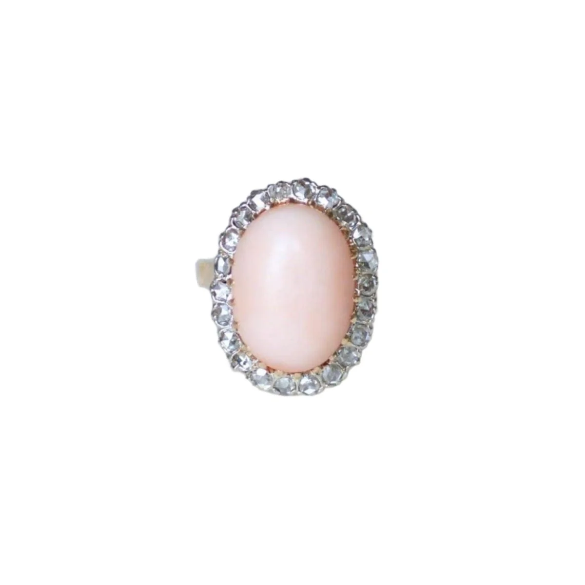 Bague Marguerite en or rose, platine, corail et diamants