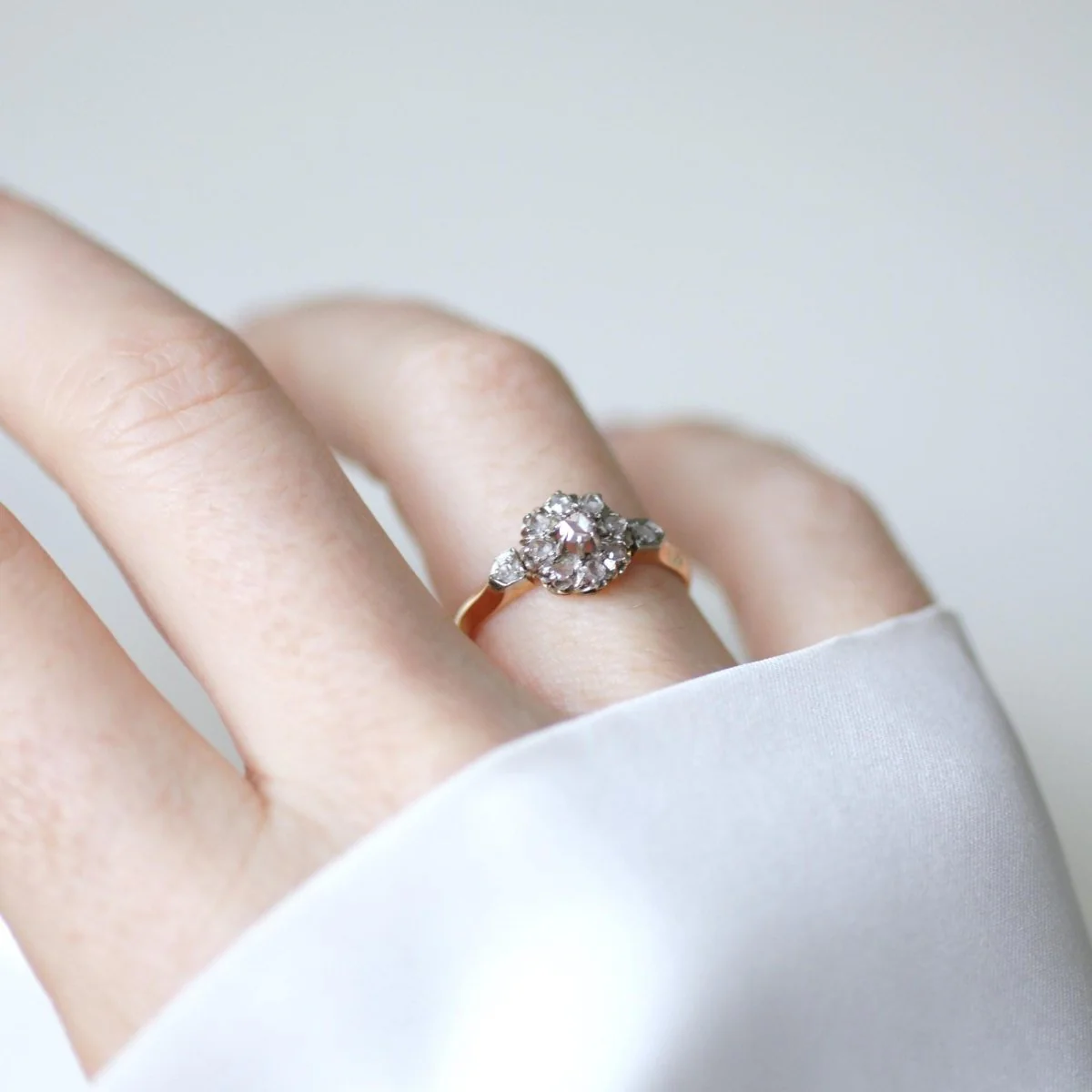 Bague Marguerite en or rose, platine, et diamants - Image 2