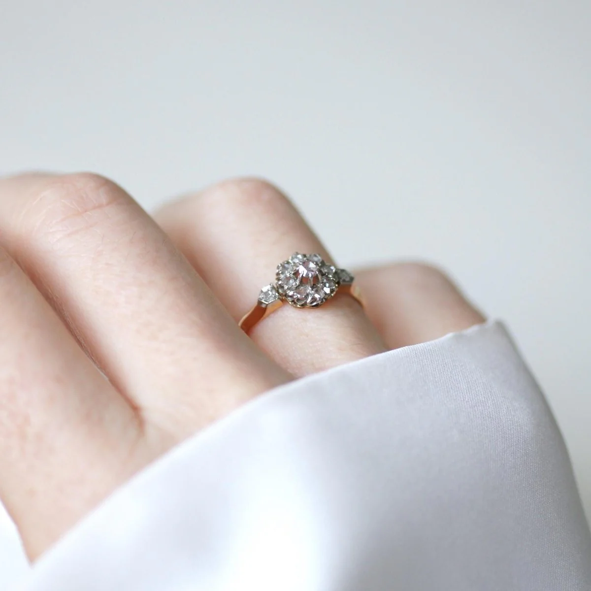 Bague Marguerite en or rose, platine, et diamants - Image 8