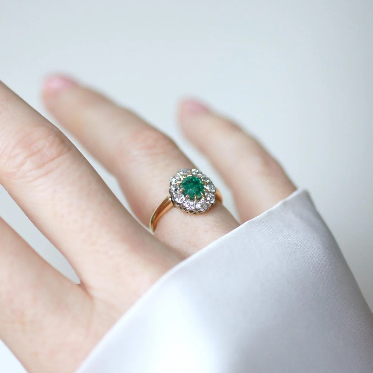 Bague Marguerite en argent, or jaune, émeraude, et diamants - Image 7