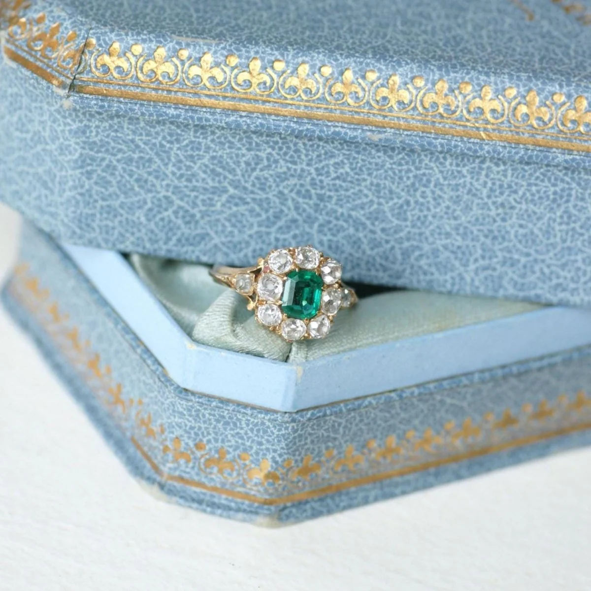 Bague Marguerite en or rose, émeraude, et diamants - Image 10