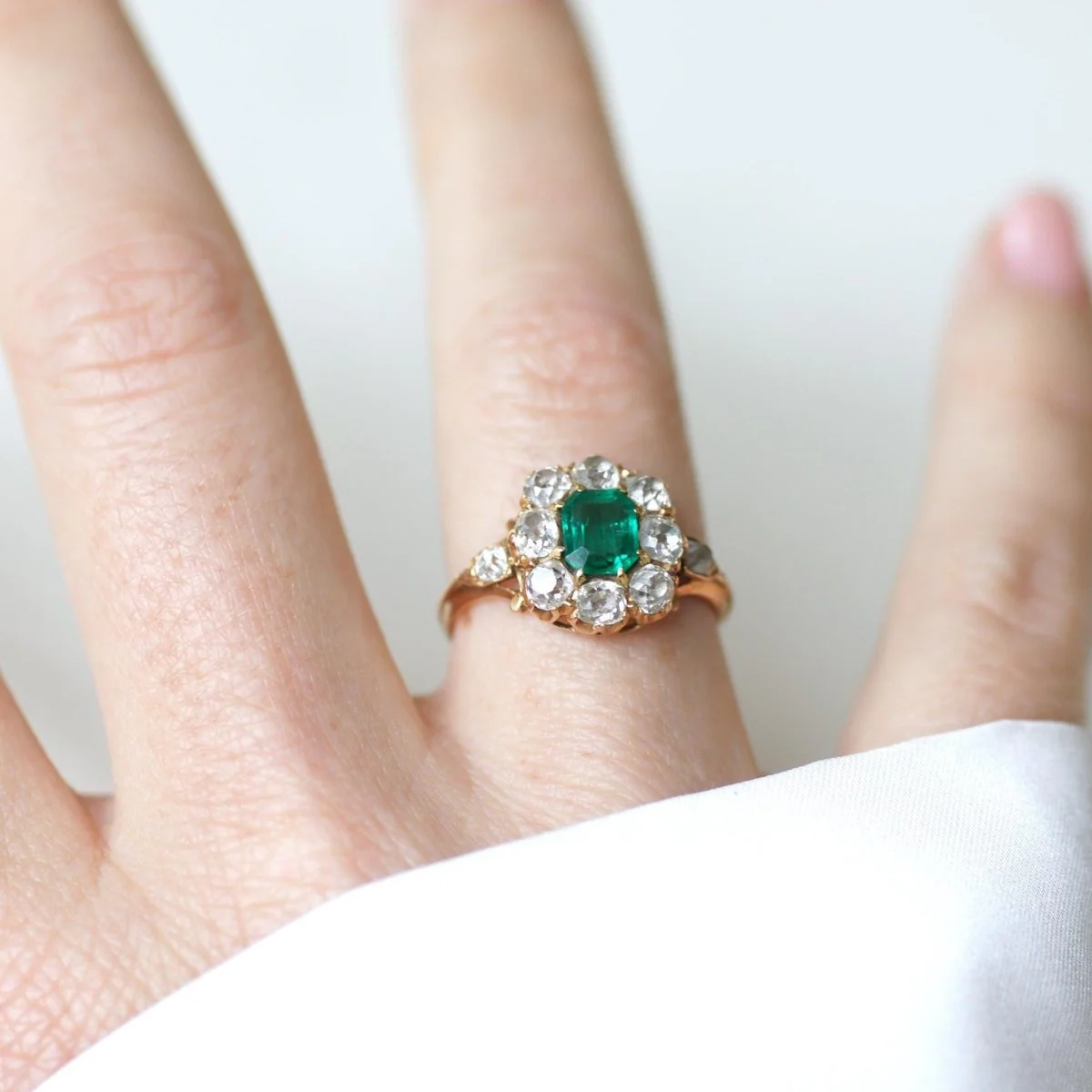 Bague Marguerite en or rose, émeraude, et diamants - Image 2