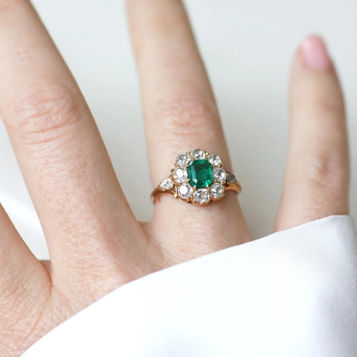 Bague Marguerite en or rose, émeraude, et diamants - Image 4