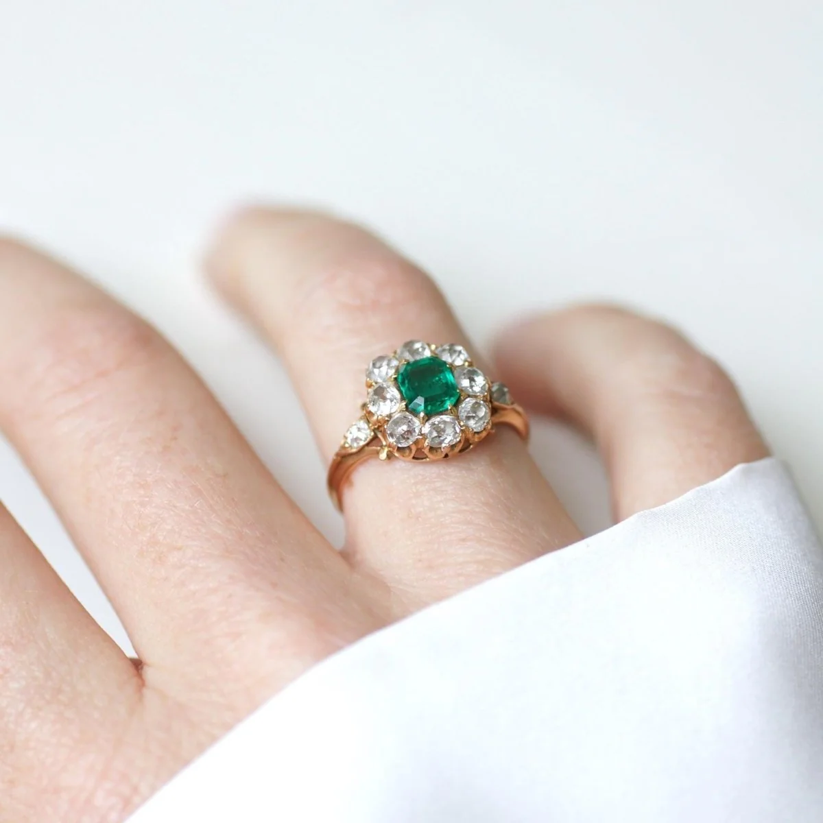 Bague Marguerite en or rose, émeraude, et diamants - Image 6