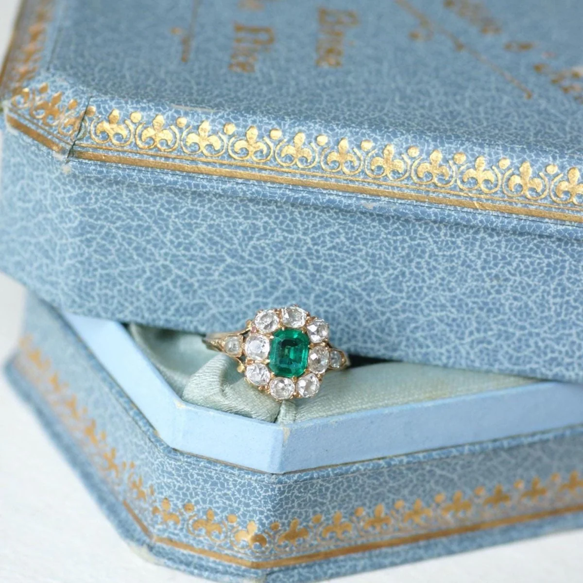 Bague Marguerite en or rose, émeraude, et diamants - Image 8