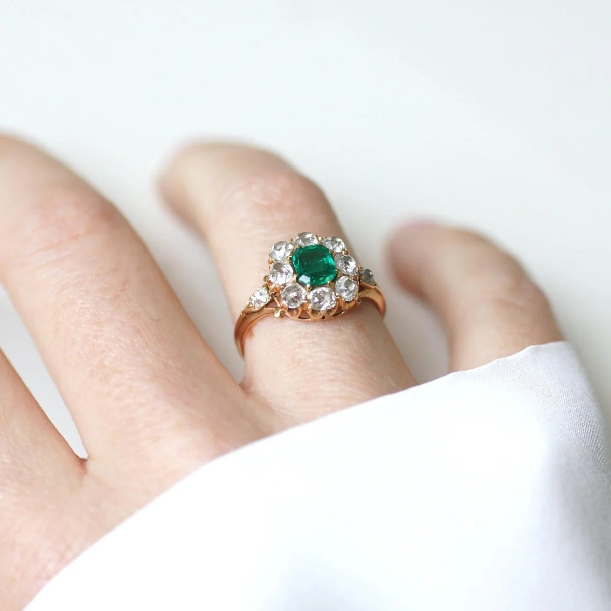 Bague Marguerite en or rose, émeraude, et diamants - Image 9
