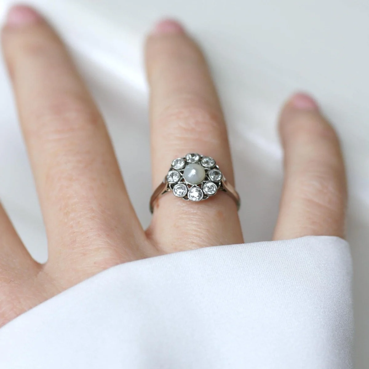 Bague Marguerite en or blanc, perle, et diamants - Image 7