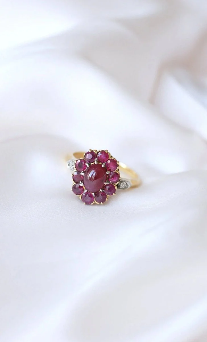 Bague marguerite rubis cabochon et diamants