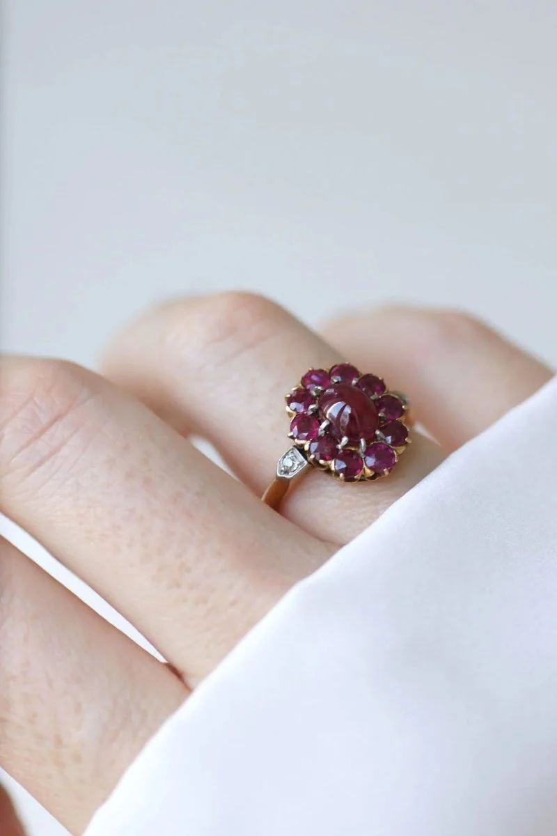 Bague marguerite rubis cabochon et diamants - Image 2