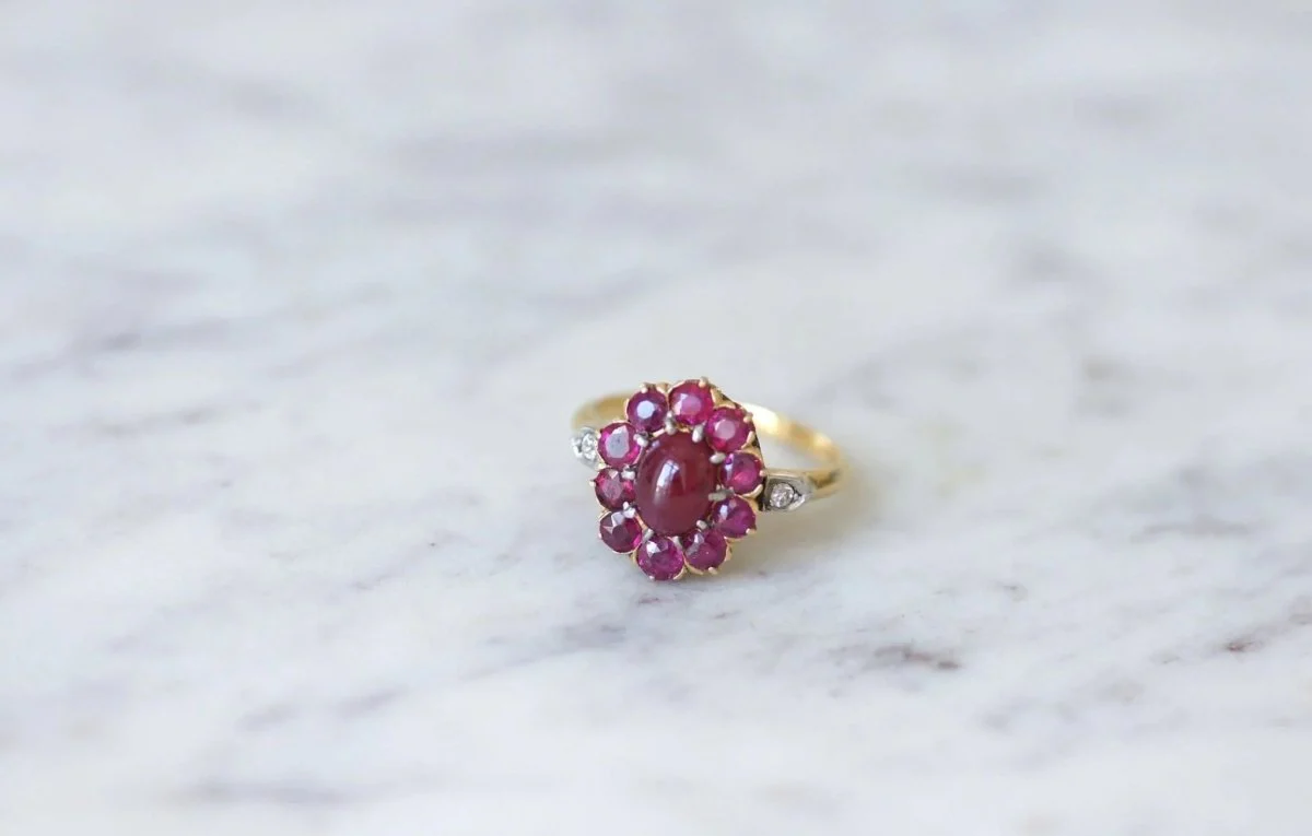Bague marguerite rubis cabochon et diamants - Image 7