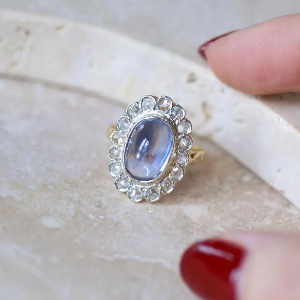 Bague Marguerite en or, platine, saphir et diamants - Image 10