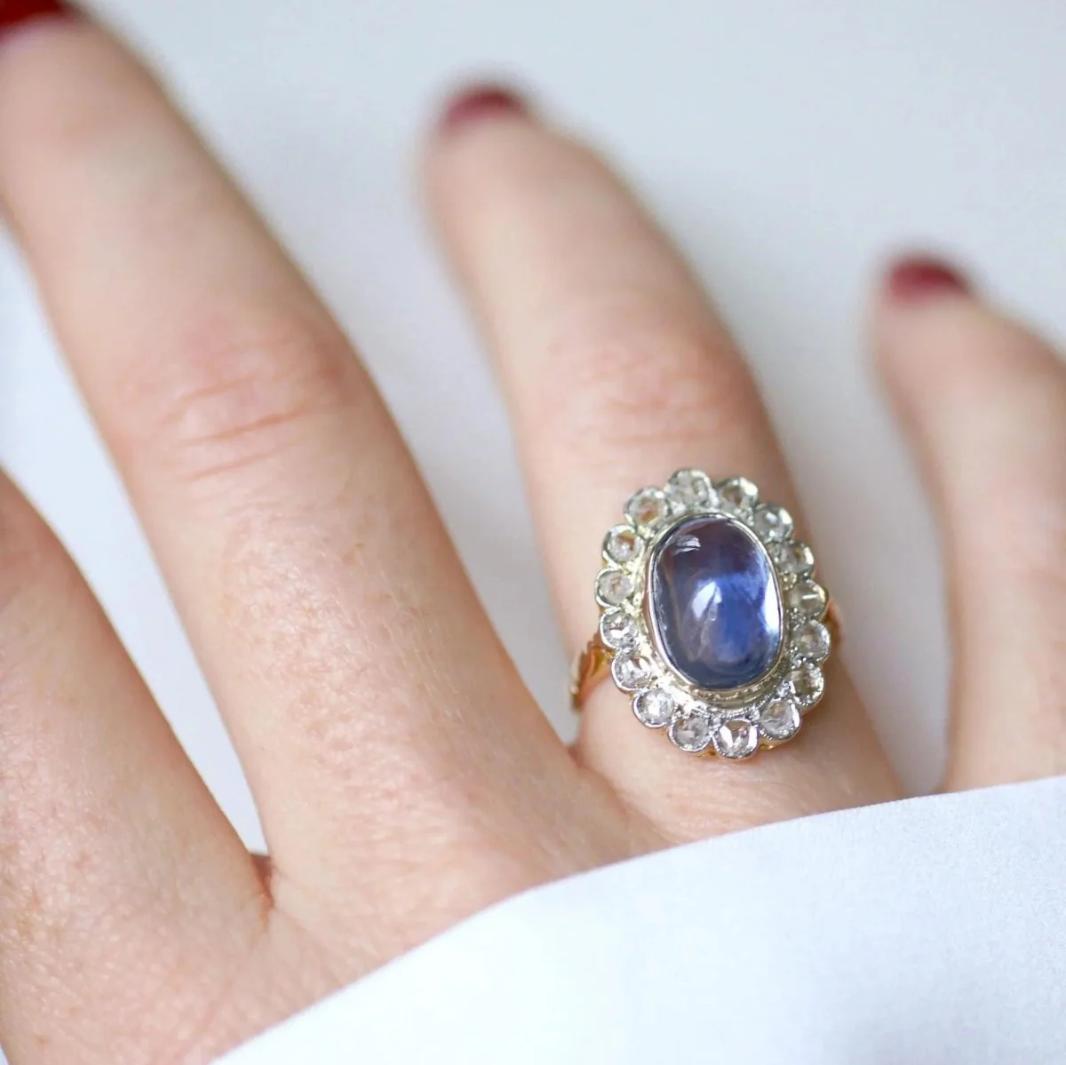 Bague Marguerite en or, platine, saphir et diamants - Image 2