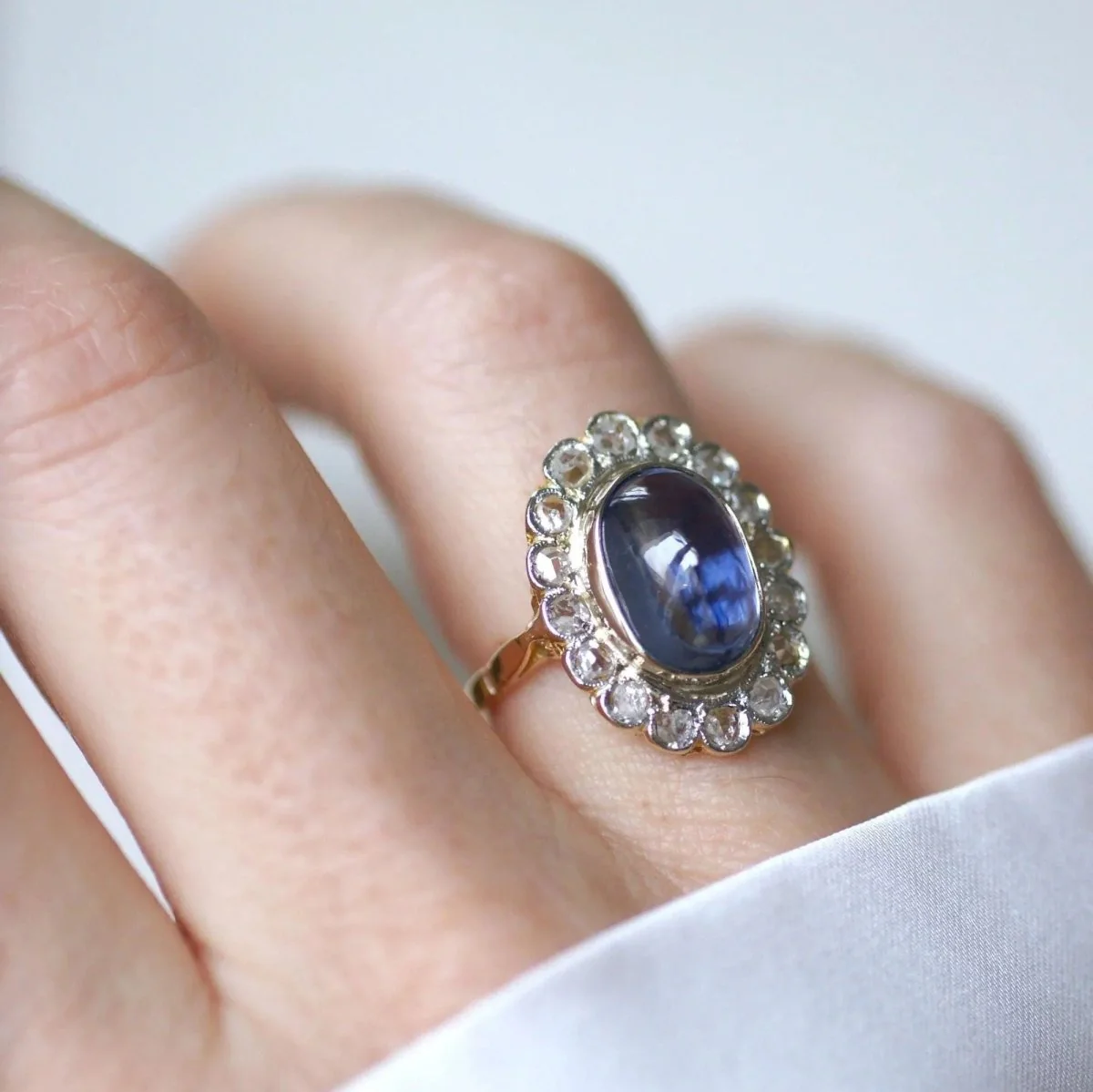 Bague Marguerite en or, platine, saphir et diamants - Image 7