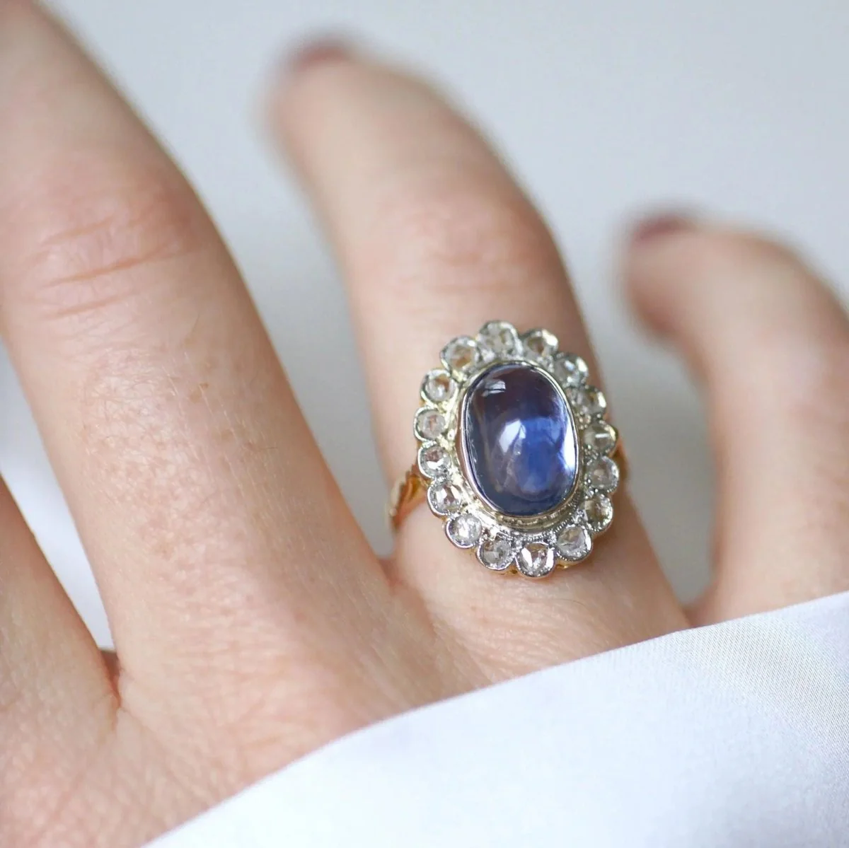 Bague Marguerite en or, platine, saphir et diamants - Image 8