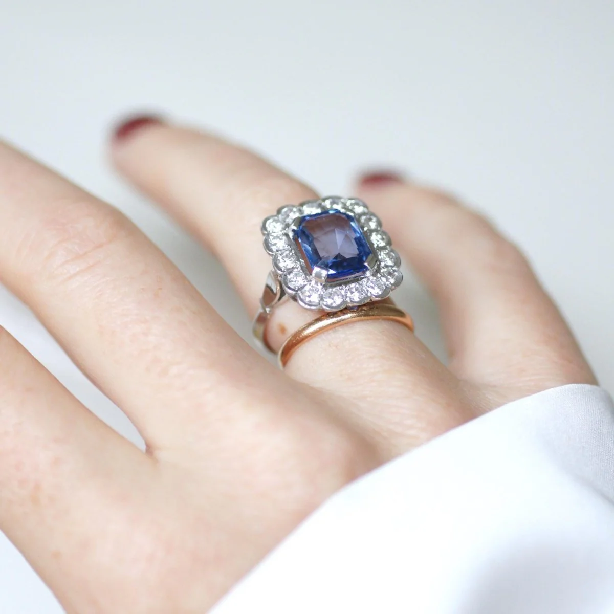 Bague Marguerite en or blanc, saphir, et diamants - Image 11