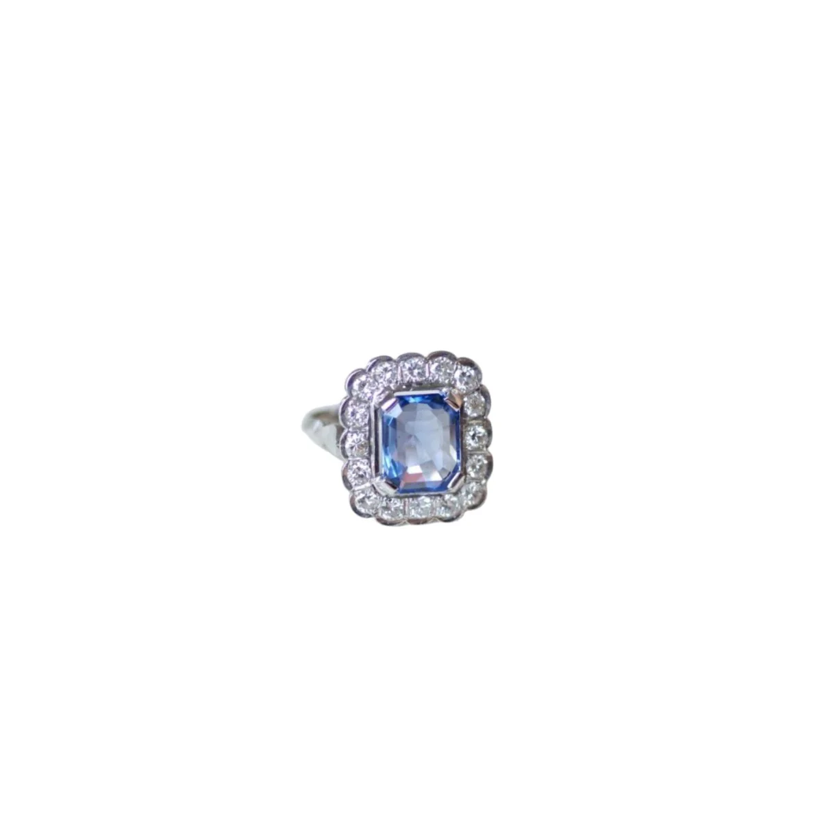 Bague Marguerite en or blanc, saphir, et diamants - Image 6