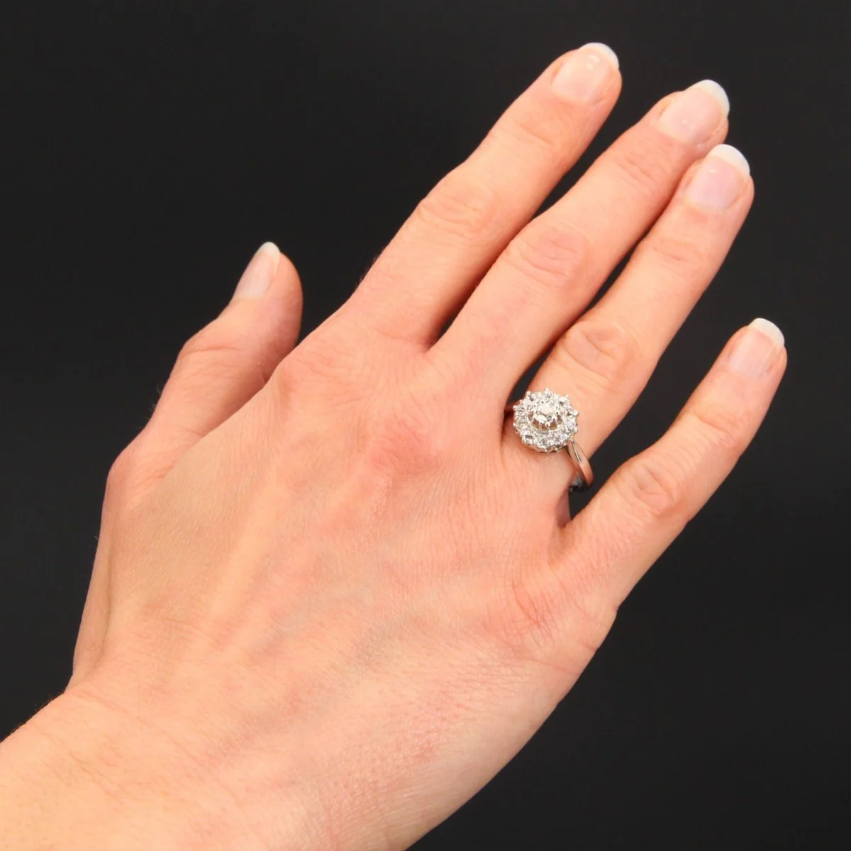 Bague Marguerite en or blanc et diamants - Image 3