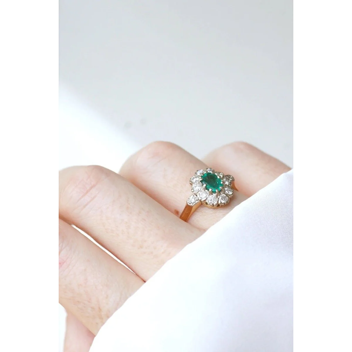 Bague marguerite émeraude et diamants sur or - Image 2