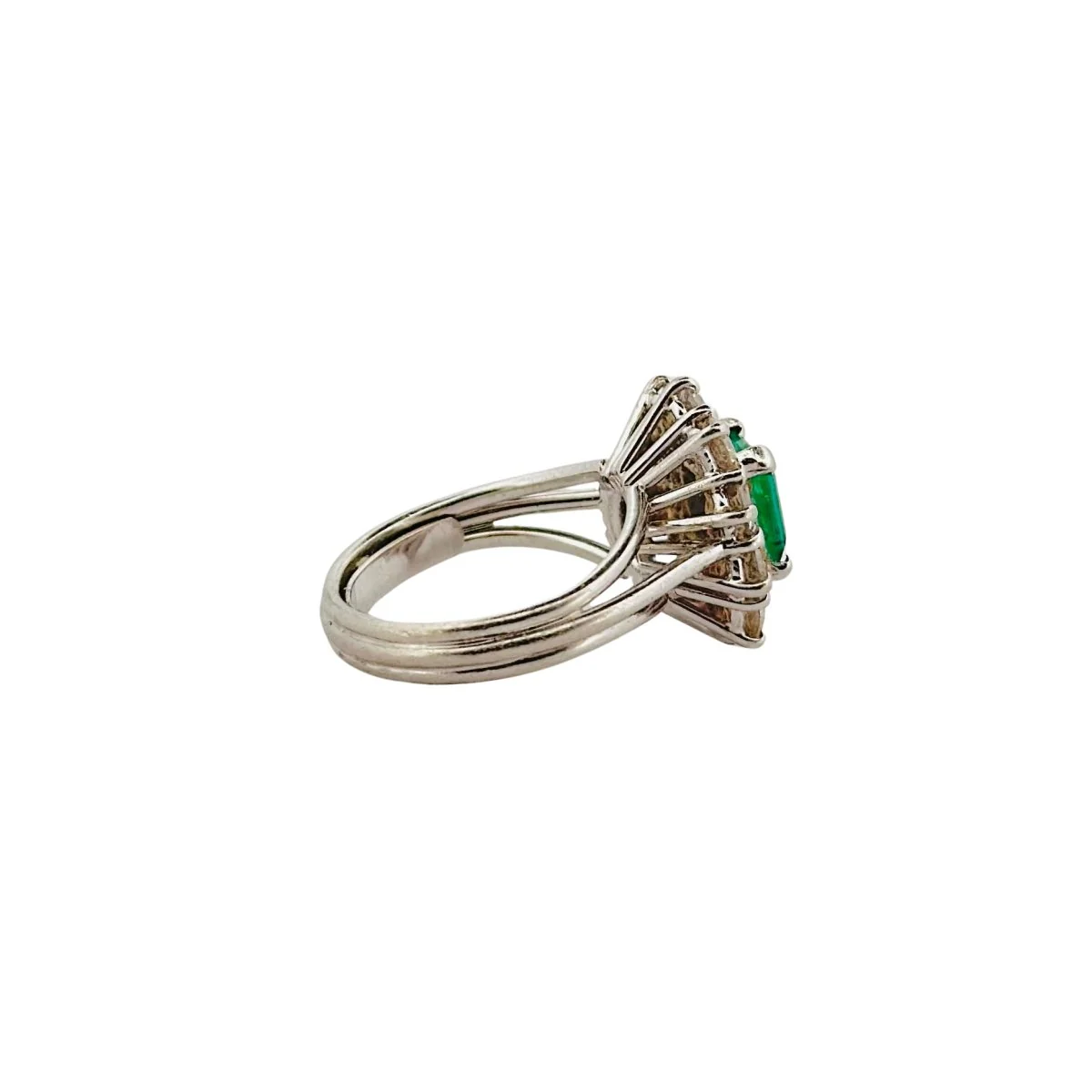 Bague Marguerite en or blanc émeraude et diamants - Image 2