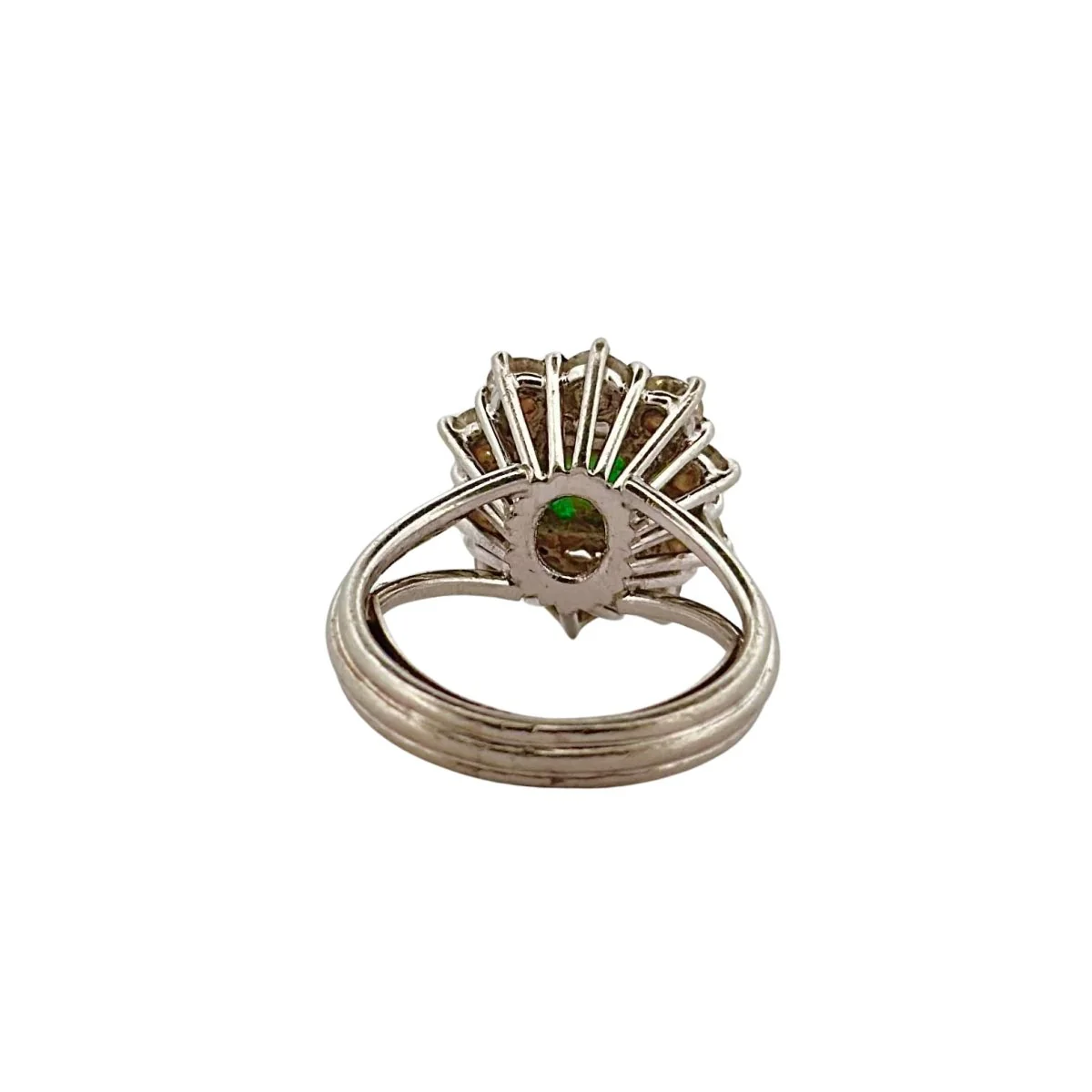 Bague Marguerite en or blanc émeraude et diamants - Image 3