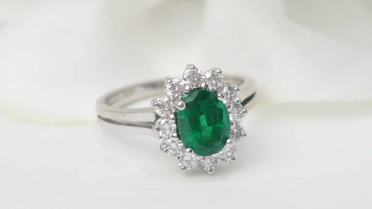 Bague marguerite en or blanc émeraude et diamants - Image 2