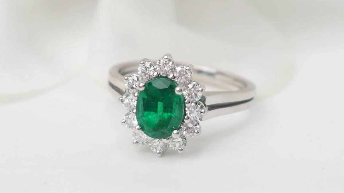 Bague marguerite en or blanc émeraude et diamants - Image 3