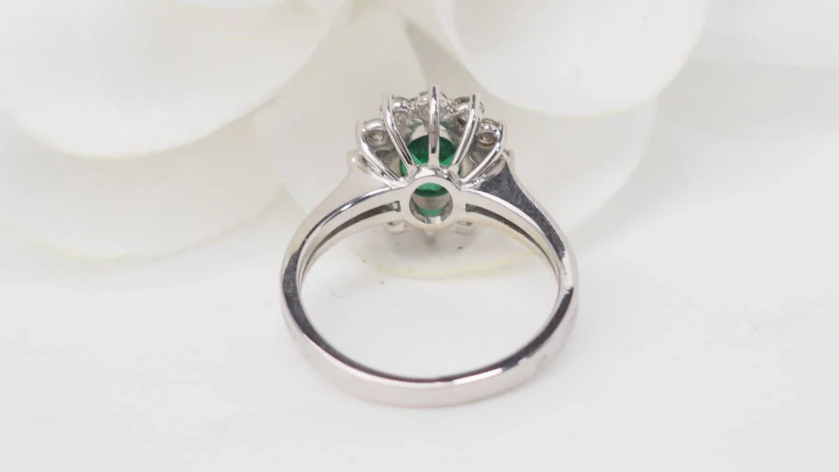 Bague marguerite en or blanc émeraude et diamants - Image 4